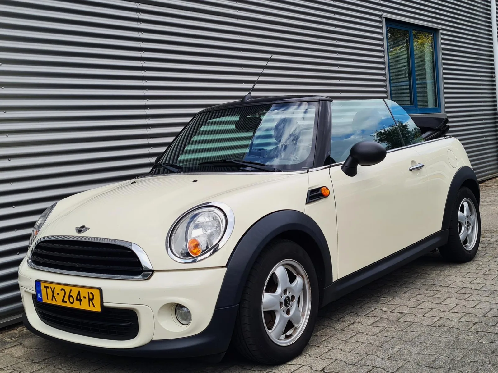 MINI Cabrio (2011) — foto 1