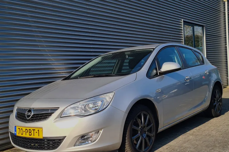 Opel Astra (2011)