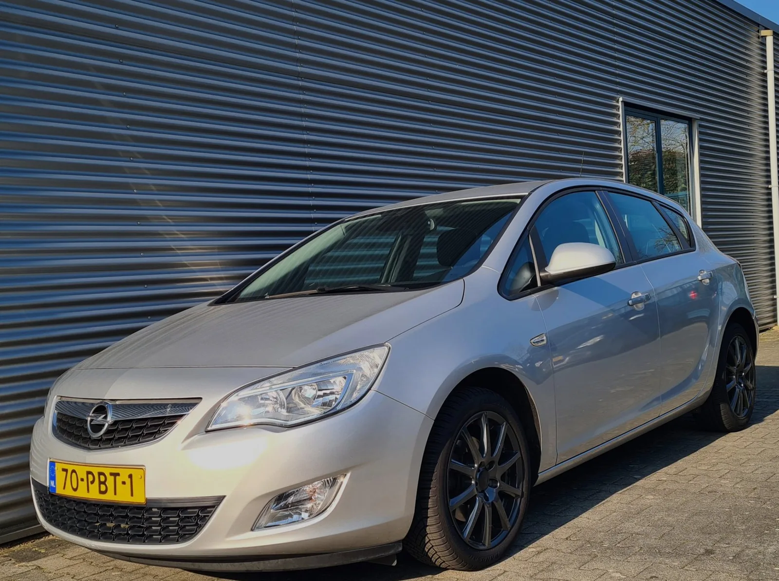 Opel Astra (2011) — foto 1