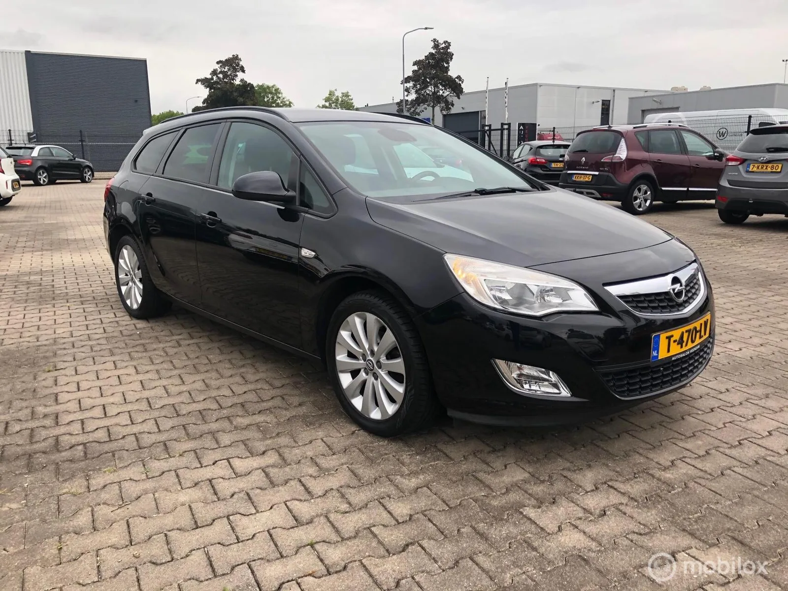 Opel Astra (2011) — foto 1