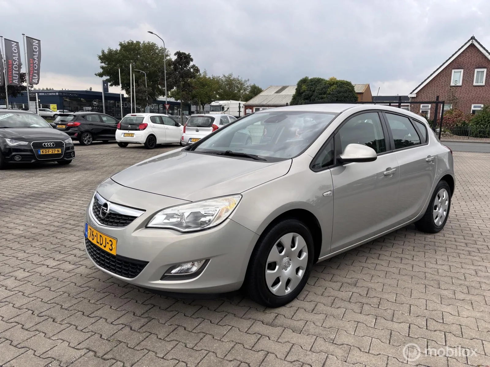 Opel Astra (2010) — foto 1