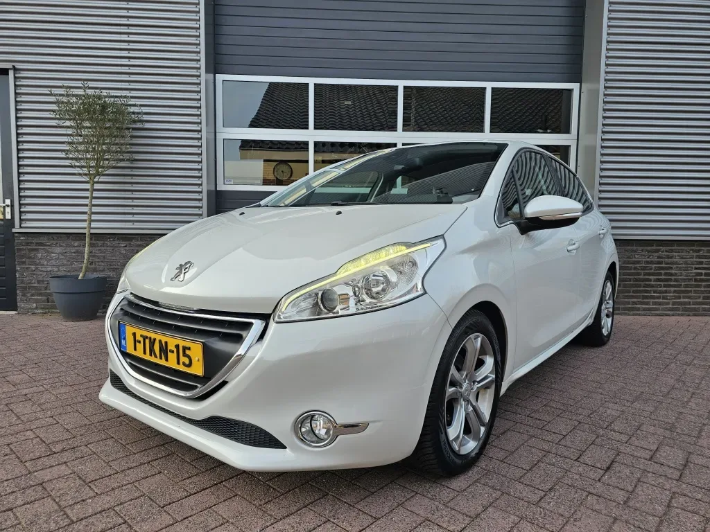 Peugeot 208 (2014) — foto 1