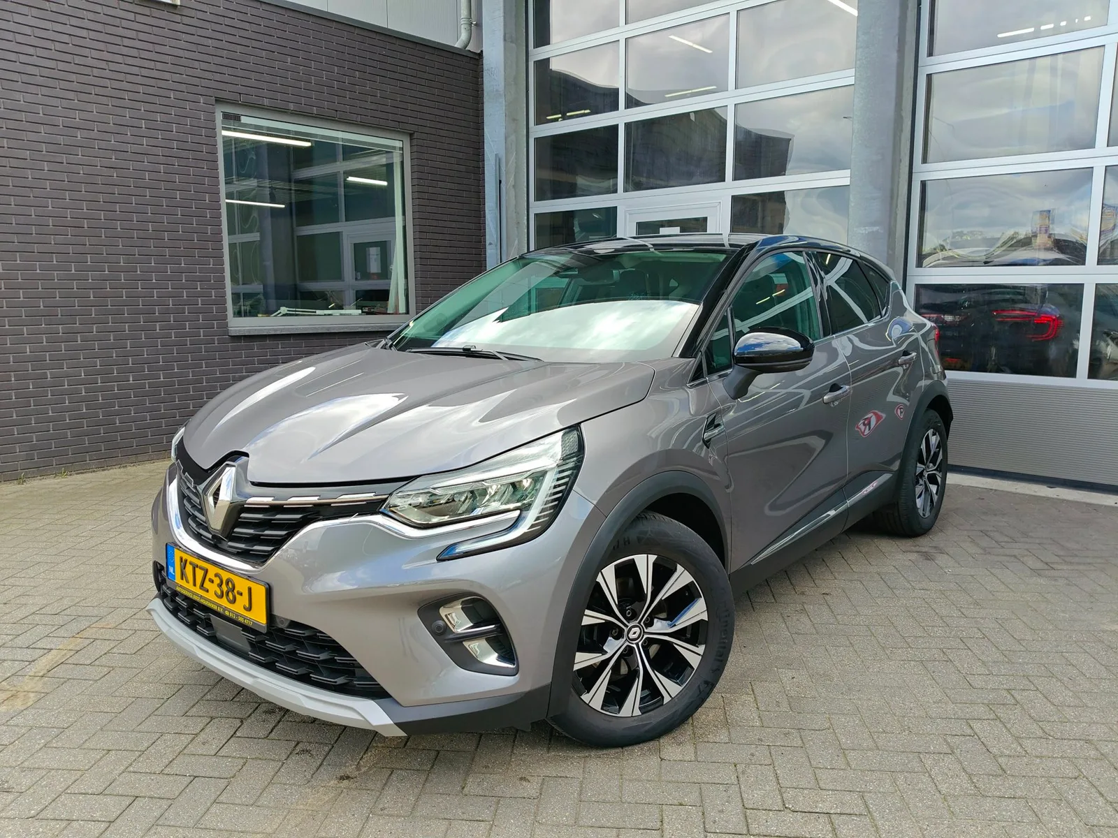 Renault Captur (2022) — foto 1