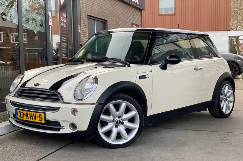 MINI Cooper (2004)
