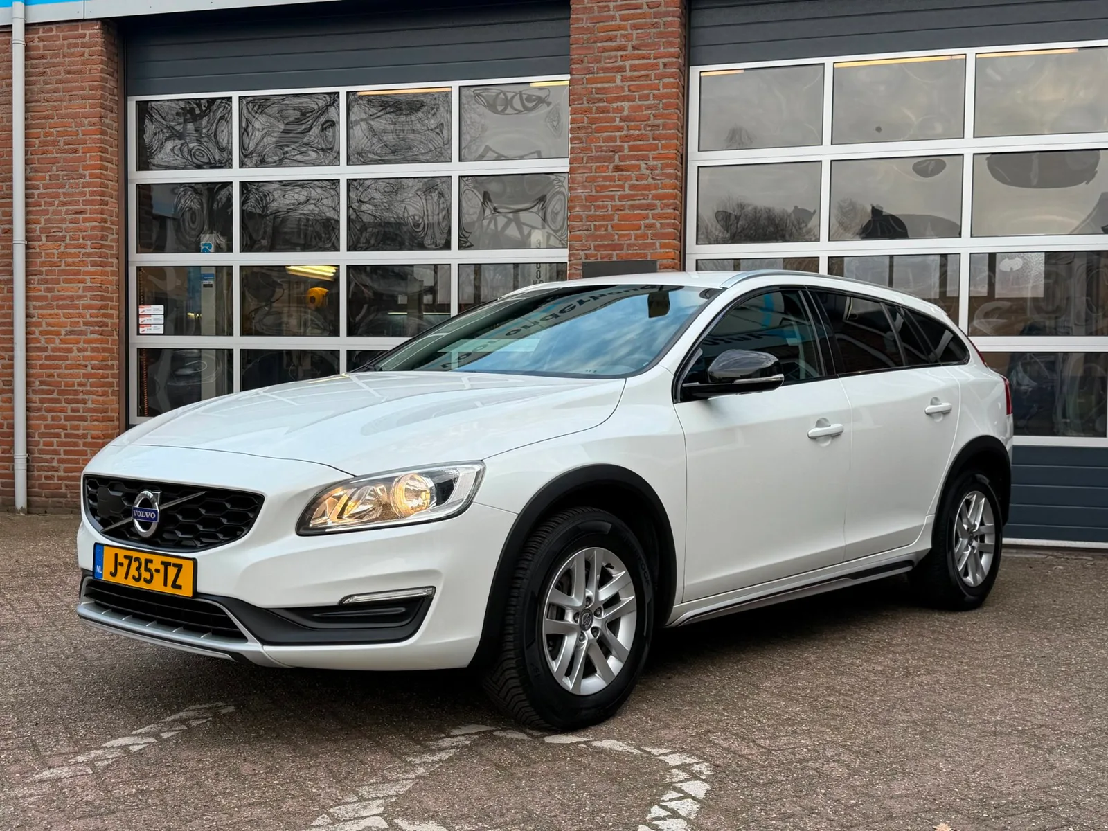 Volvo V60 Cross Country (2016) — foto 1