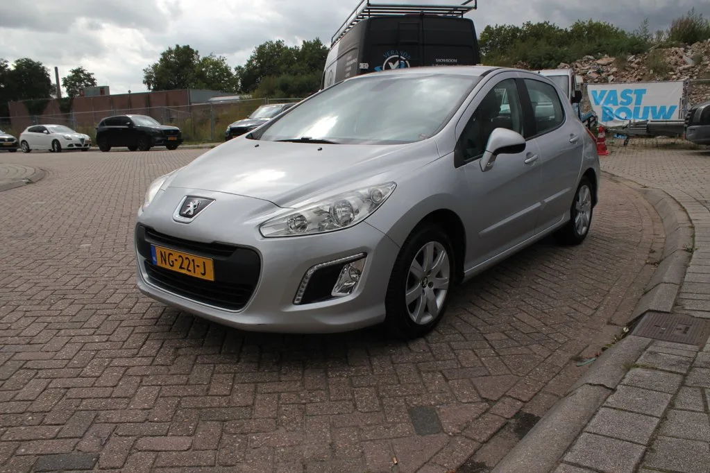 Peugeot 308 (2011) — foto 1
