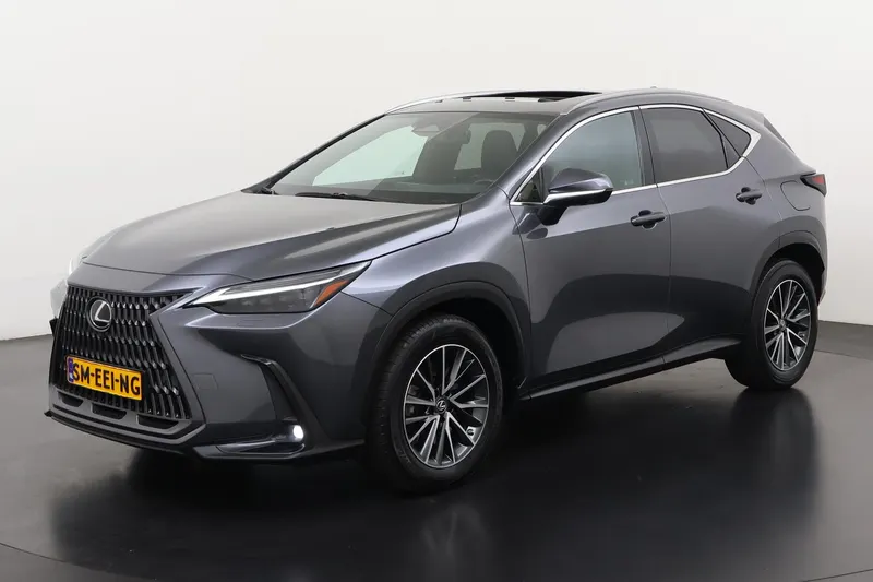 Lexus NX (2023)