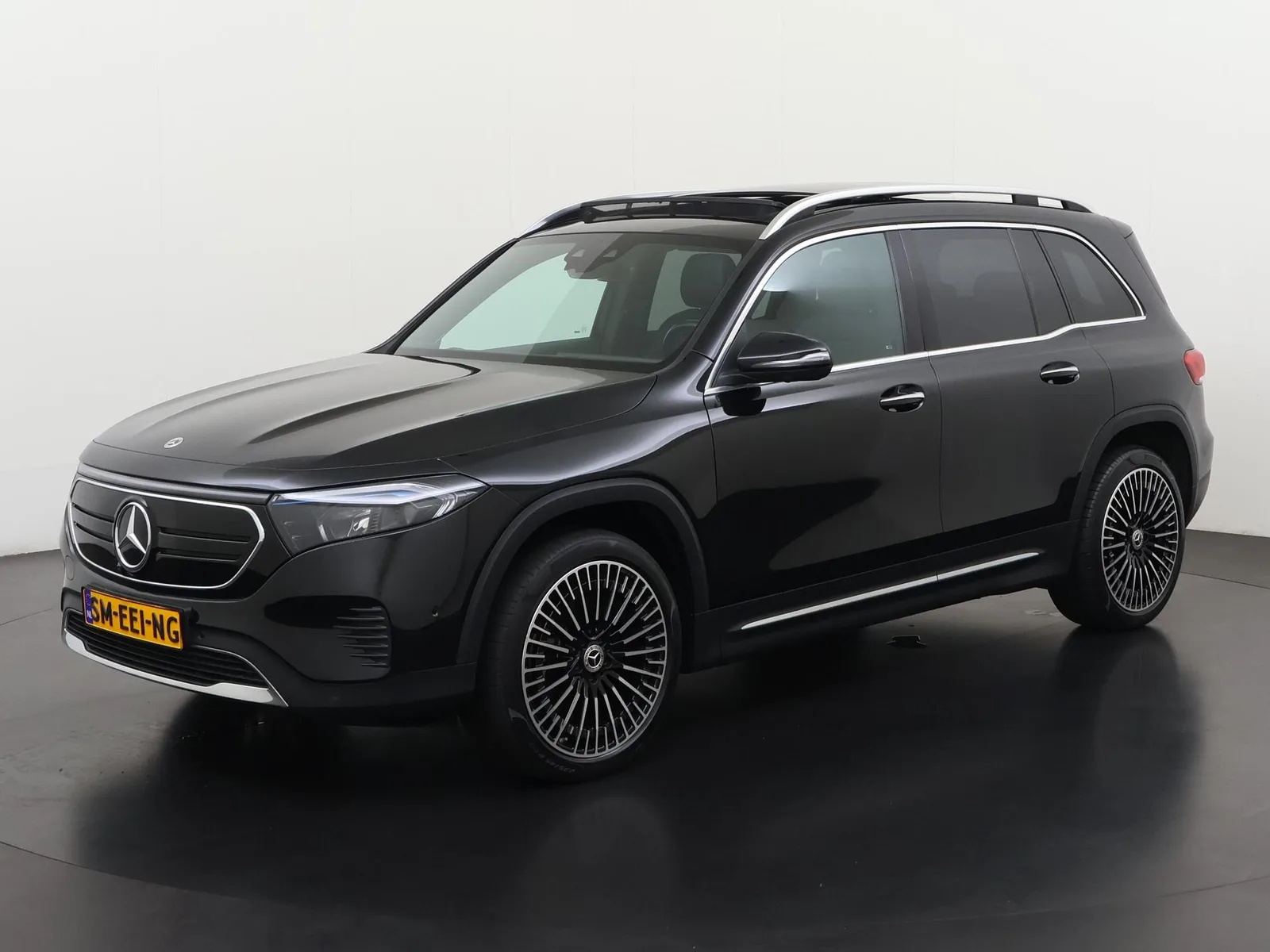 Mercedes-Benz EQB (2023) — foto 1