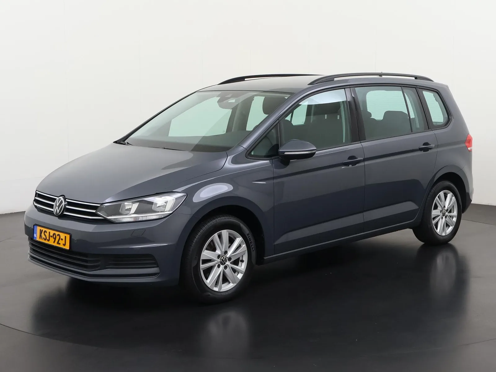 Volkswagen Touran (2023) — foto 1