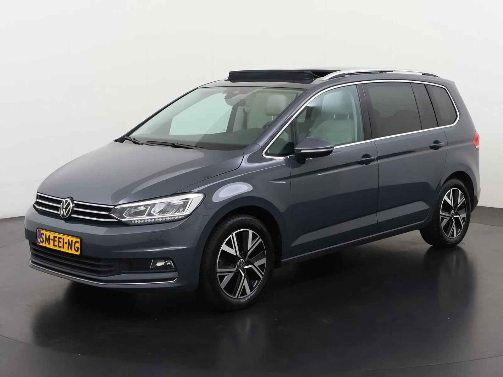 Volkswagen Touran (2023) — foto 1