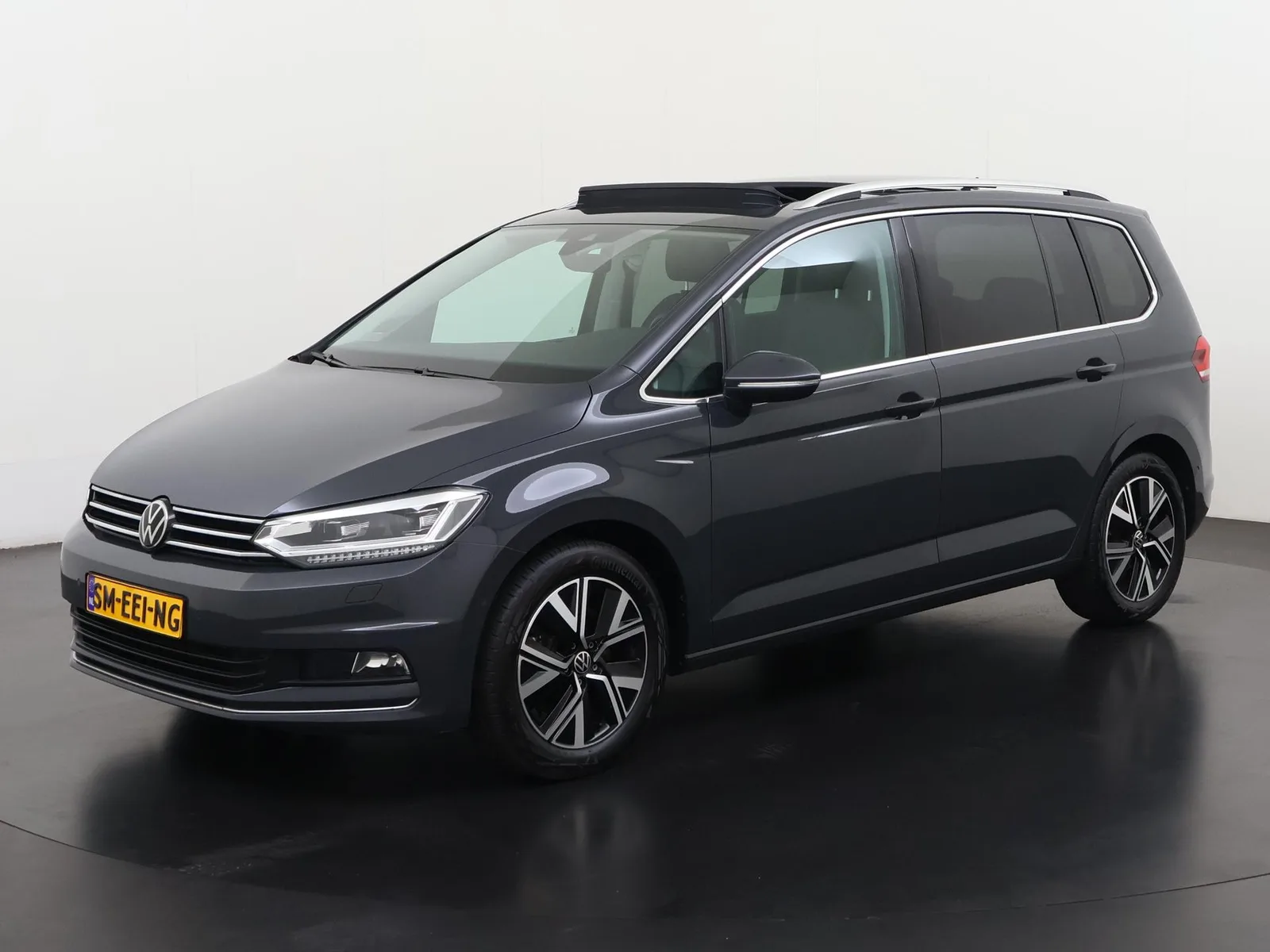 Volkswagen Touran (2023) — foto 1