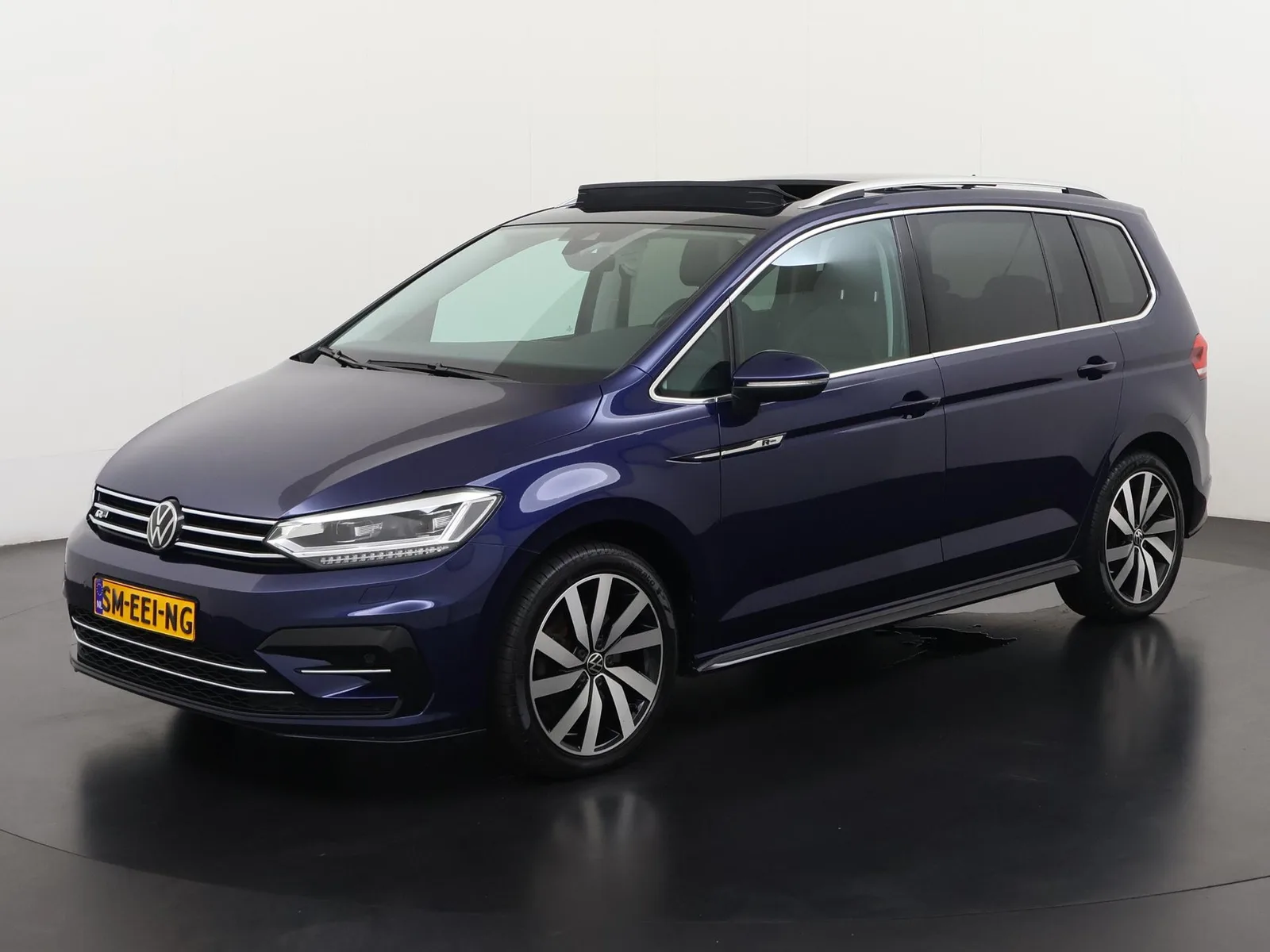 Volkswagen Touran (2023) — foto 1
