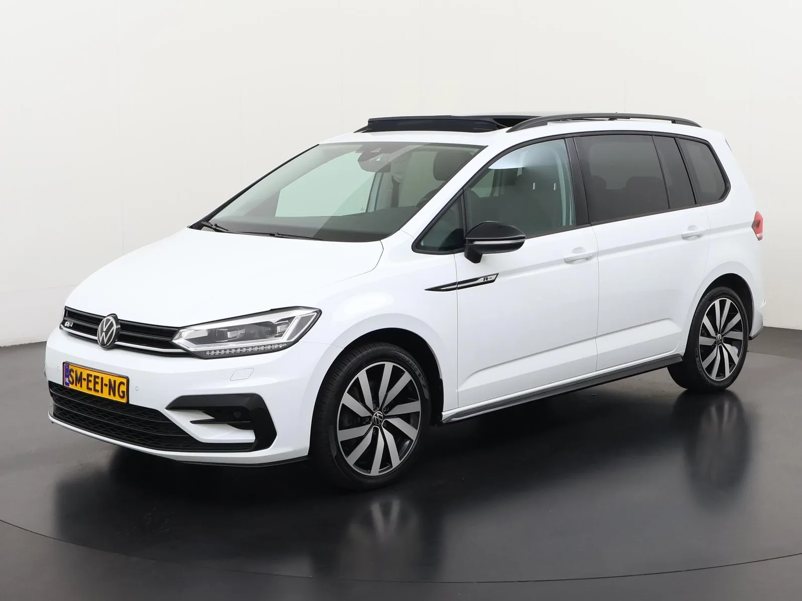 Volkswagen Touran (2023) — foto 1