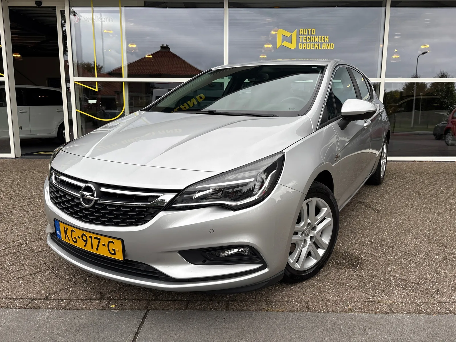Opel Astra (2016) — foto 1