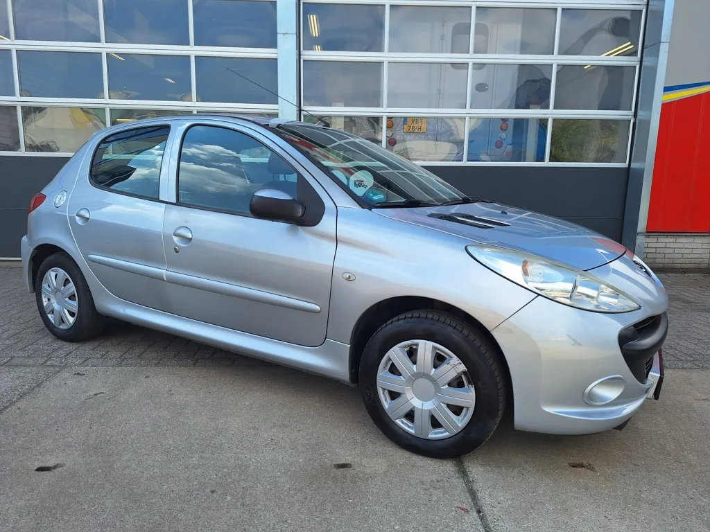 Peugeot 206 (2011) — foto 1