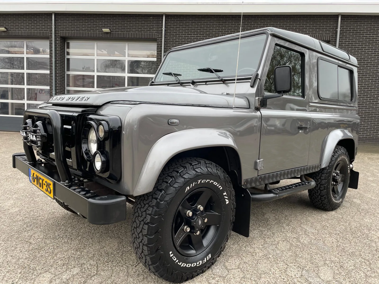 Land Rover Defender (2010) — foto 1