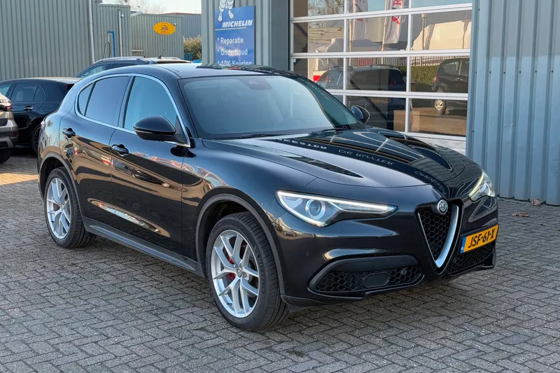 Alfa Romeo Stelvio (2017)