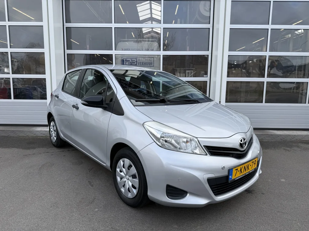 Toyota Yaris (2013) — foto 1