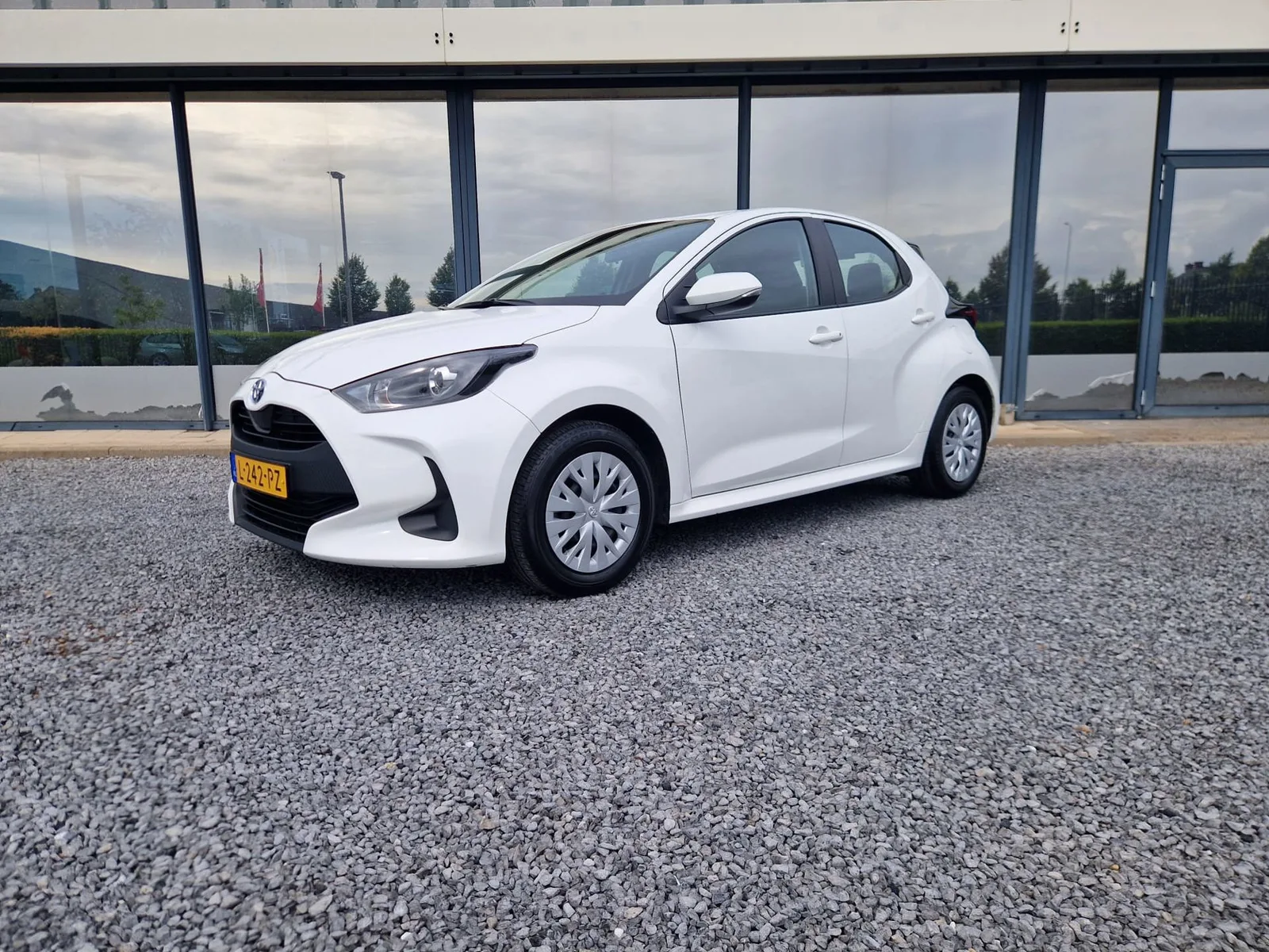 Toyota Yaris (2021) — foto 1
