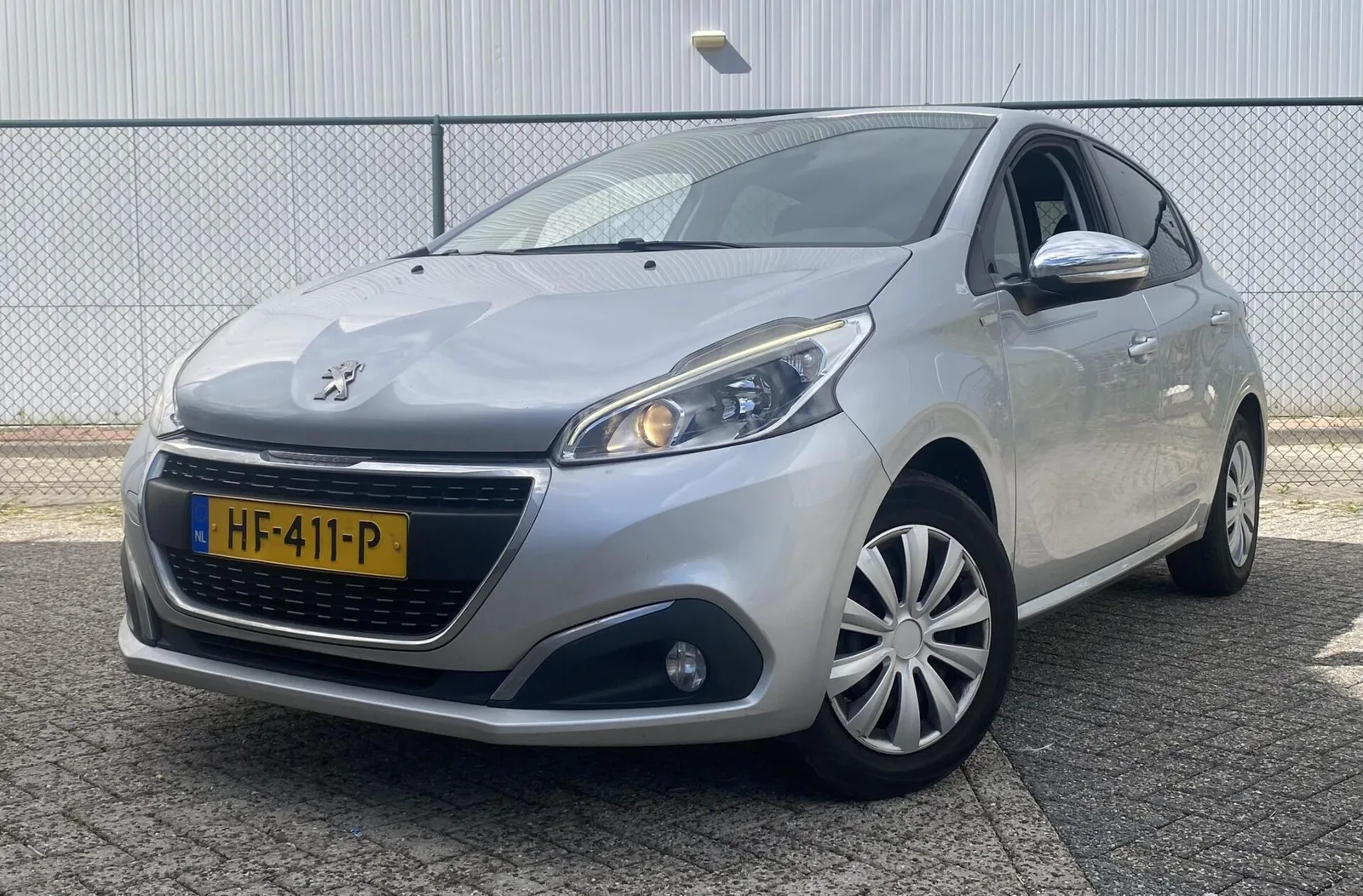 Peugeot 208 (2015) — foto 1