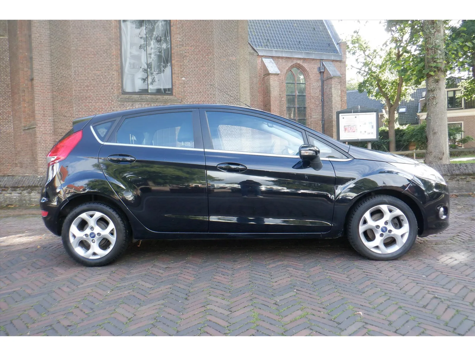 Ford Fiesta (2011) — foto 1