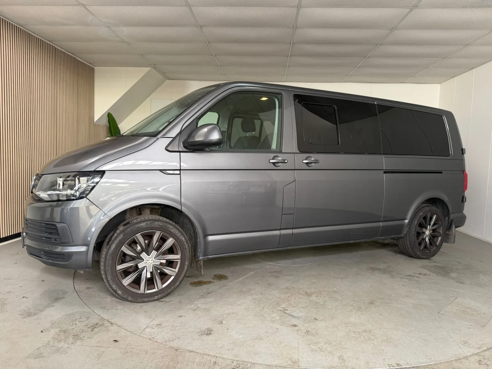 Volkswagen Transporter (2019) — foto 1