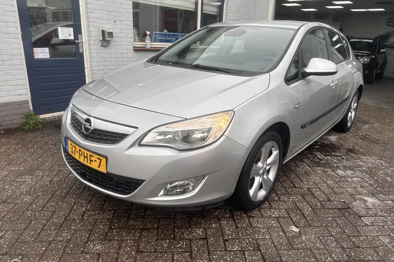 Opel Astra (2011)