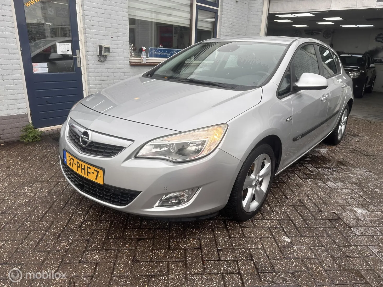 Opel Astra (2011) — foto 1