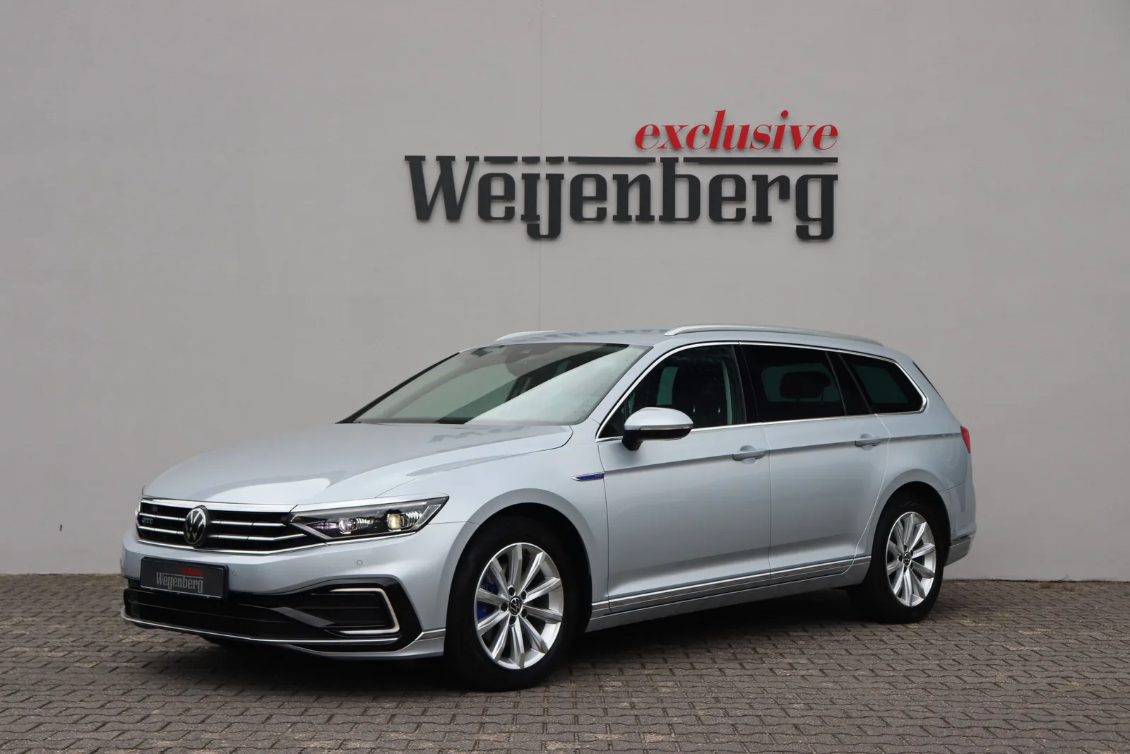 Volkswagen Passat (2023) — foto 1