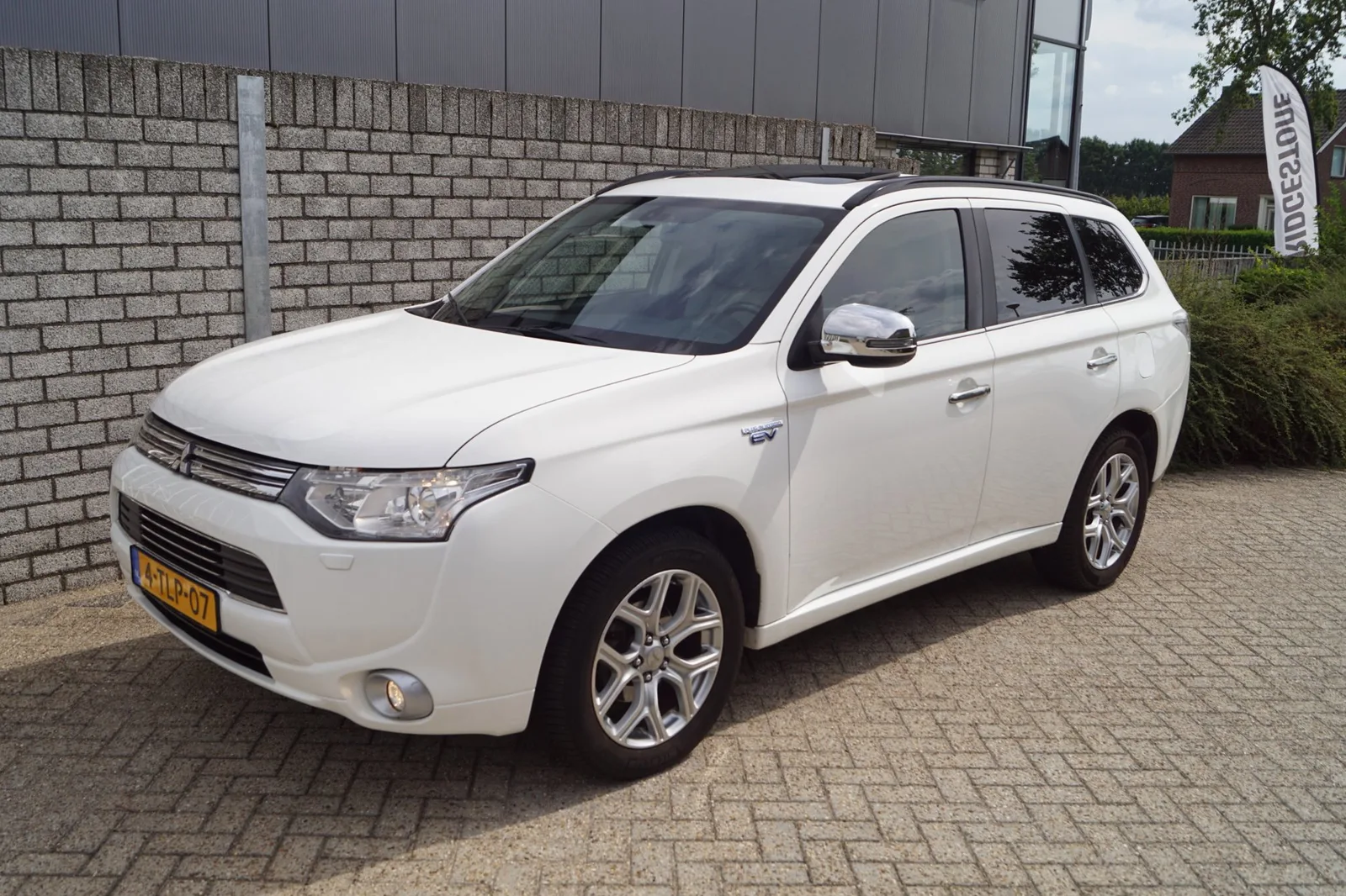 Mitsubishi Outlander (2014) — foto 1