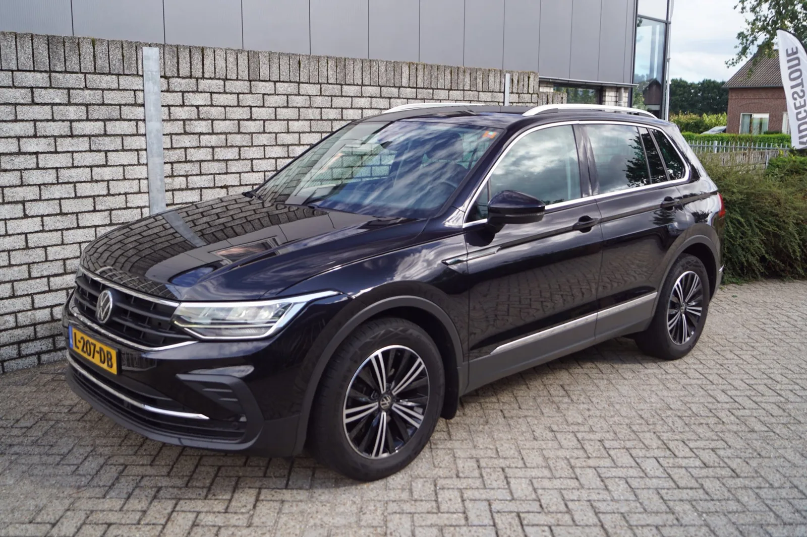 Volkswagen Tiguan (2021) — foto 1
