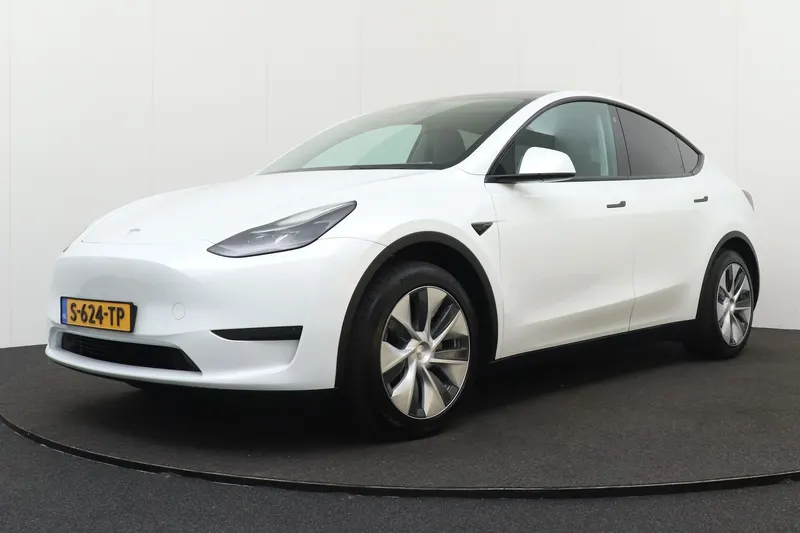 Tesla Model Y (2023)