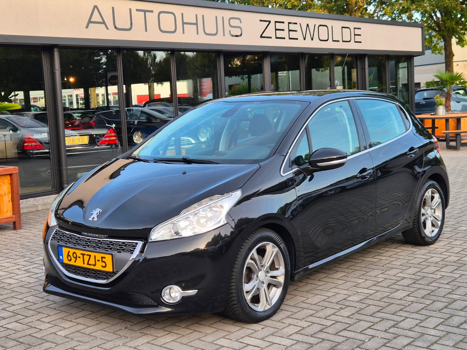 Peugeot 208 (2012) — foto 1