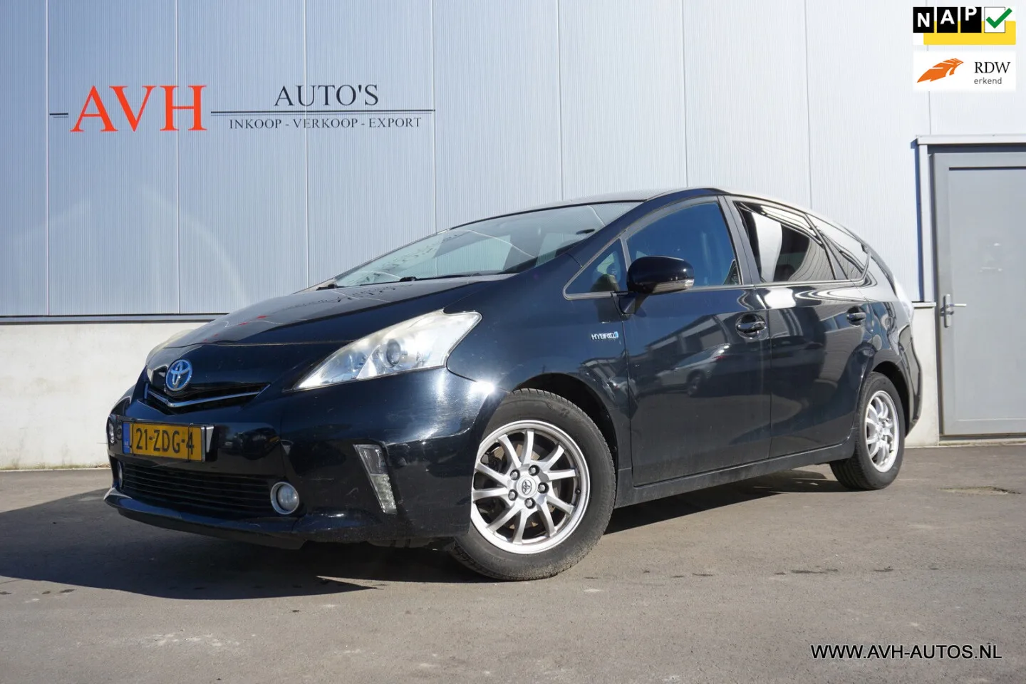 Toyota Prius Wagon (2013) — foto 1