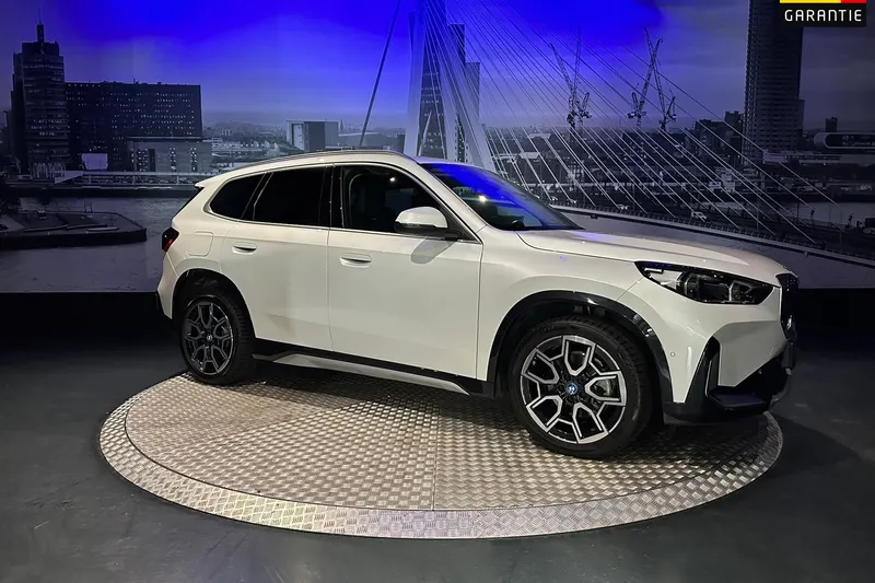 BMW iX1 (2024)