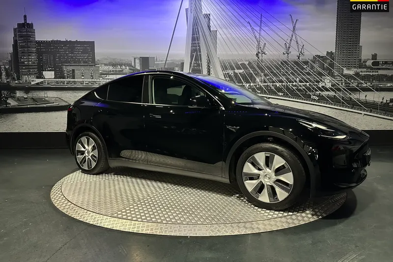 Tesla Model Y (2023)