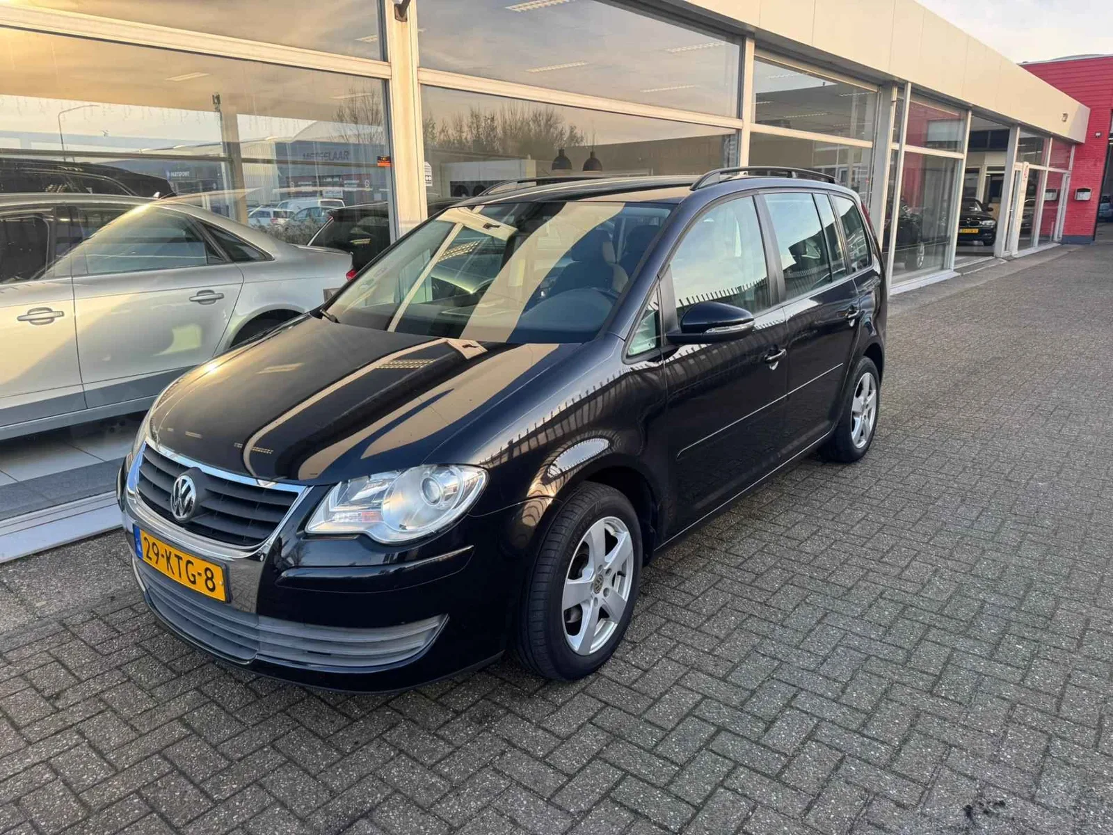Volkswagen Touran (2010) — foto 1