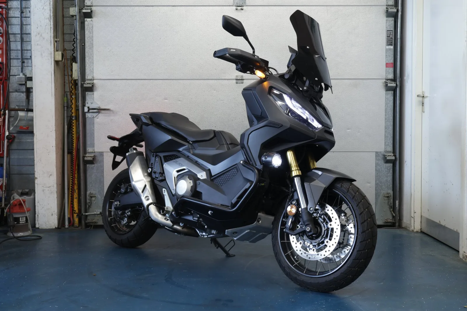 Honda X-ADV 750 Black Edition (2024) — foto 1