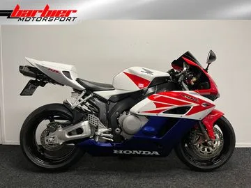 Honda CBR1000RR (2004) — foto 1