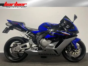 Honda CBR1000RR (2005) — foto 1