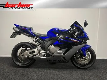 Honda CBR1000RR (2005) — foto 1