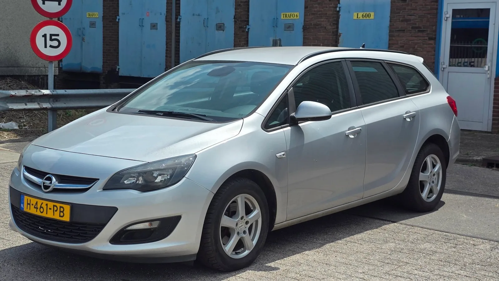 Opel Astra Sports Tourer (2015) — foto 1