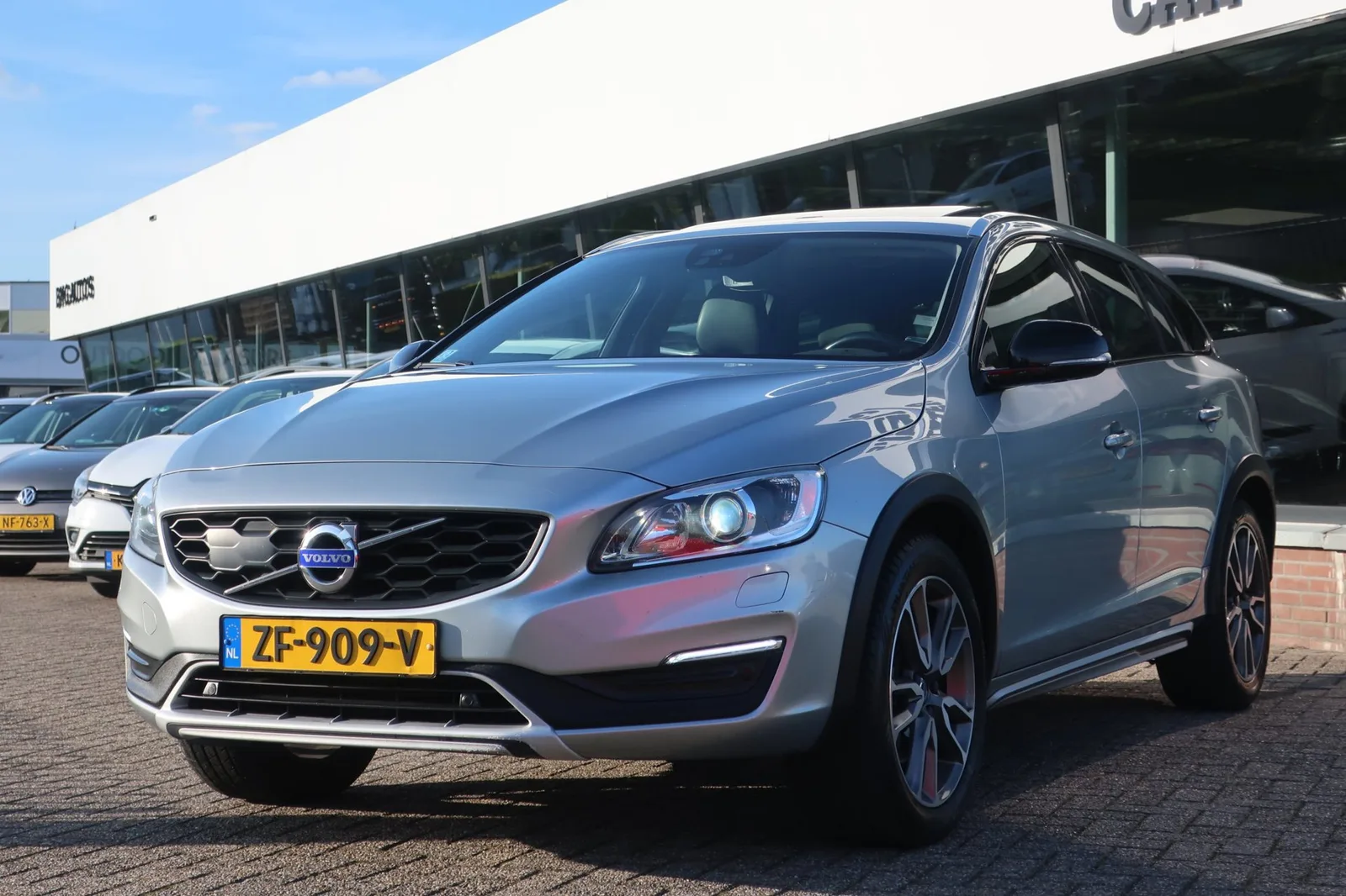 Volvo V60 Cross Country (2017) — foto 1
