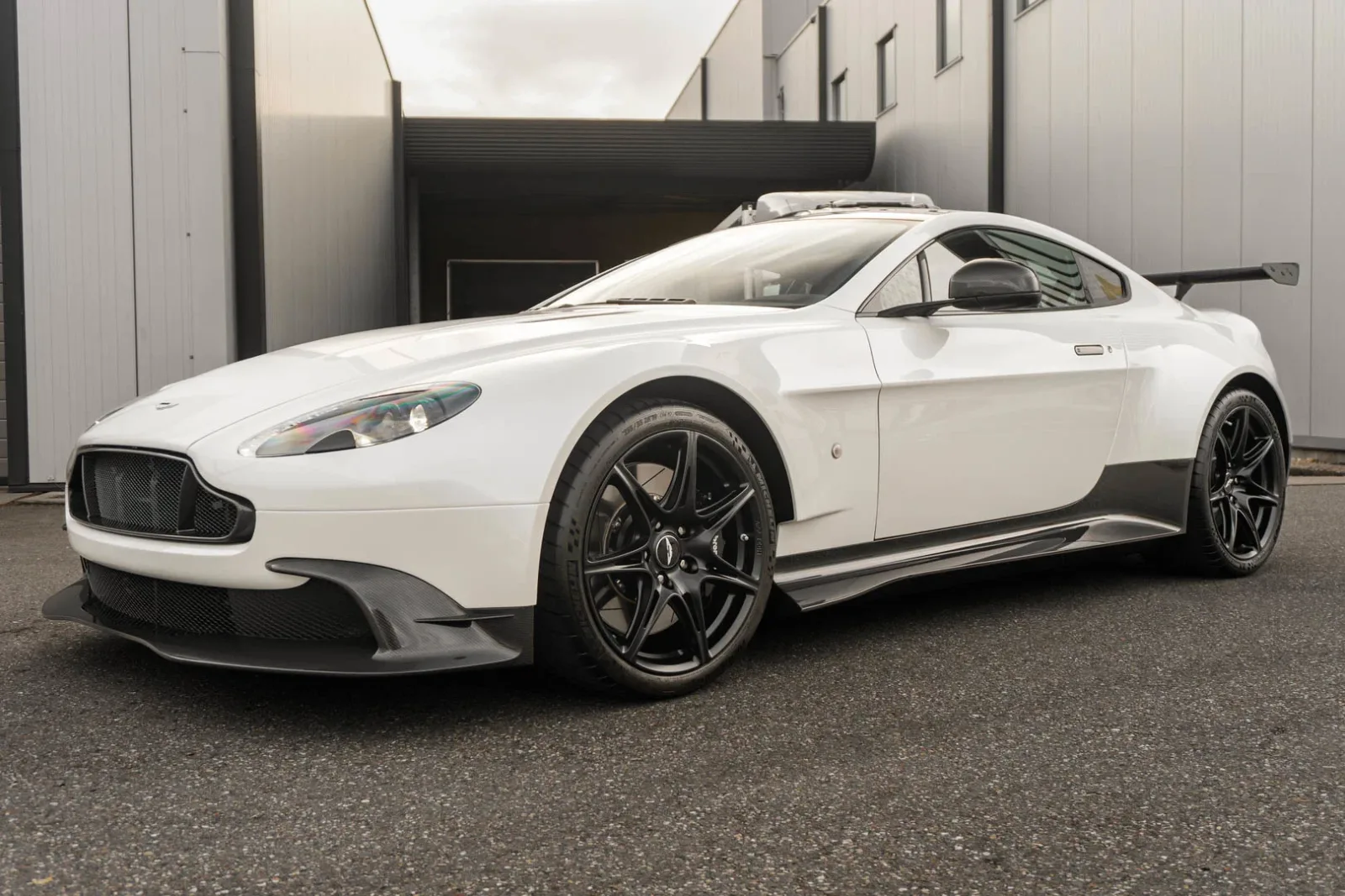 Aston Martin V8 Vantage (2017) — foto 1