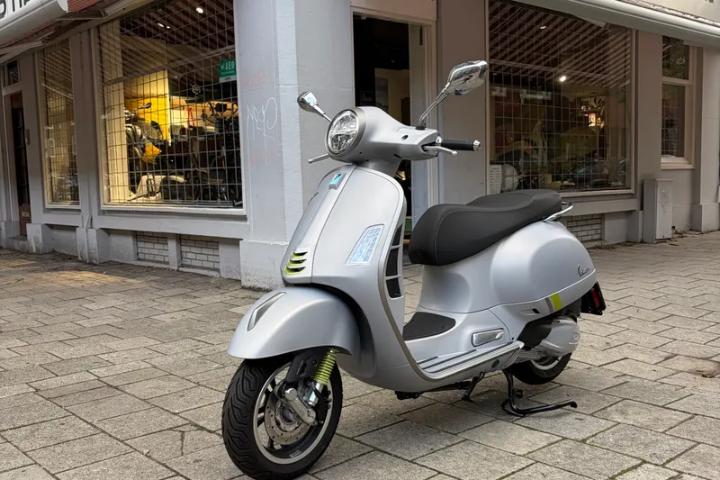 Vespa GTS 300 (2024)