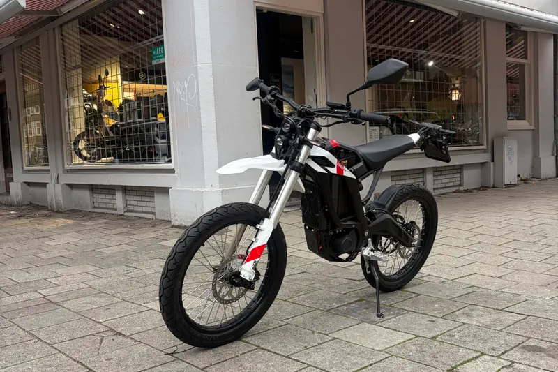 Zero XB Zwart/Wit (2025)