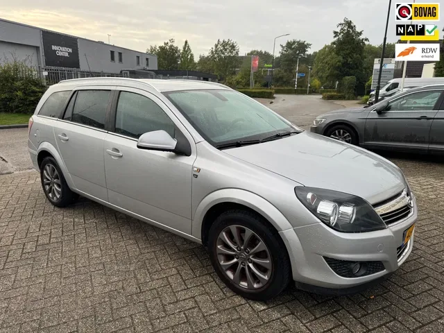 Opel Astra (2010) — foto 1