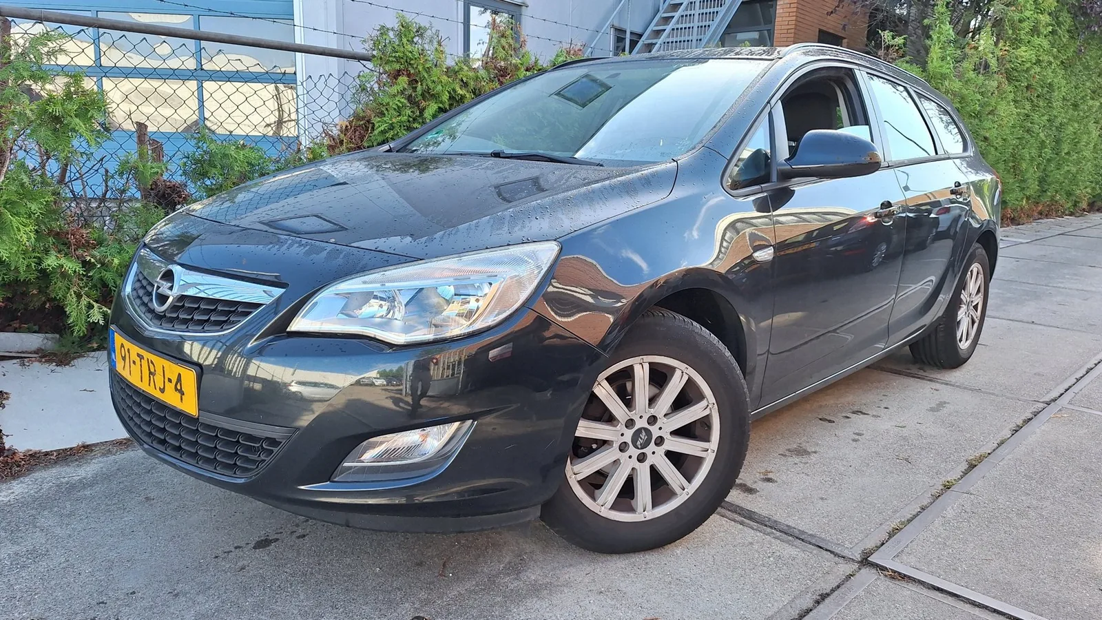 Opel Astra Sports Tourer (2012) — foto 1