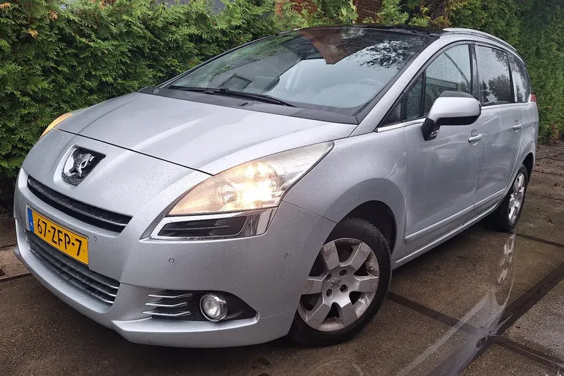 Peugeot 5008 (2012)