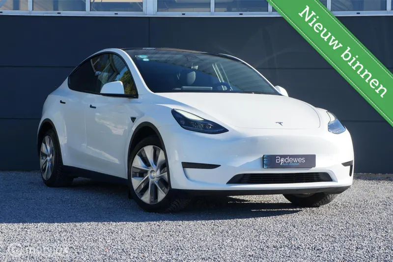 Tesla Model Y (2023)
